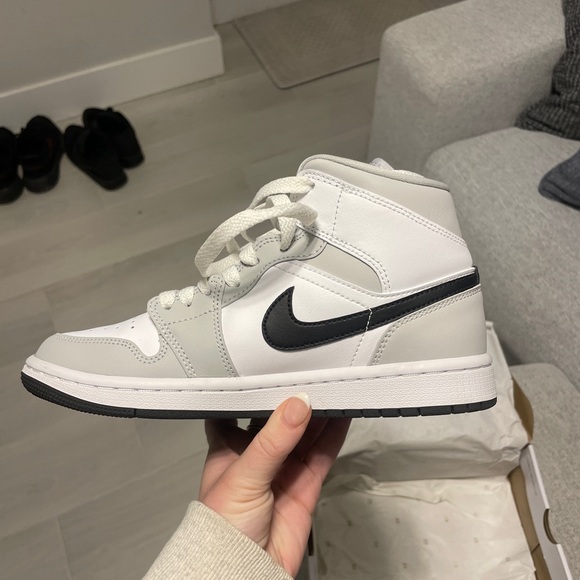 WOMENS AIR JORDAN 1 MID IN GREY FOG - Picture 6 of 7